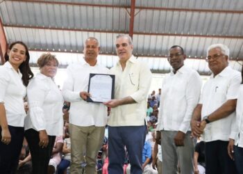 Presidente Abinader entrega 1.910 títulos de propiedad en Los Guaricanos