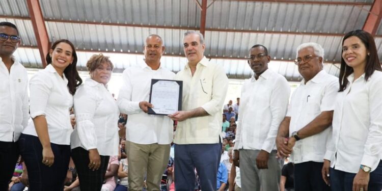 Presidente Abinader entrega 1.910 títulos de propiedad en Los Guaricanos