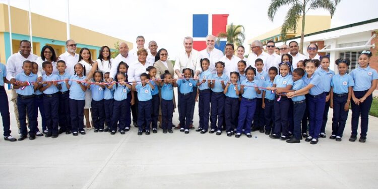 Presidente Abinader inaugura tres centros educativos que beneficiarán a 2.960 estudiantes