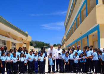 Presidente Abinader inaugura centro educativo y se reúne con más de 300 jóvenes
