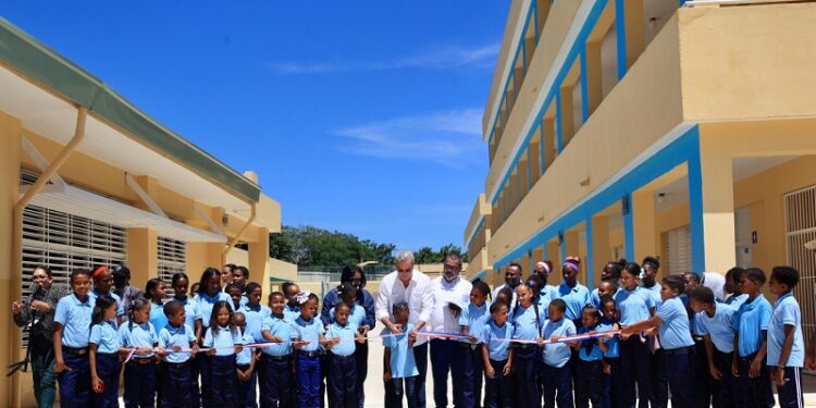 Presidente Abinader inaugura centro educativo y se reúne con más de 300 jóvenes