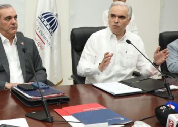 Abinader impulsa transformación educativa con 124,000 docentes formándose en áreas STEAM