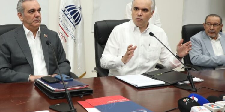 Abinader impulsa transformación educativa con 124,000 docentes formándose en áreas STEAM