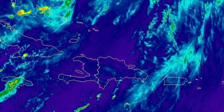 Aguaceros aislados y tronadas en la tarde, temperaturas calurosas