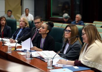 Evalúan propuesta para otorgar aumento salarial a empleados no docentes