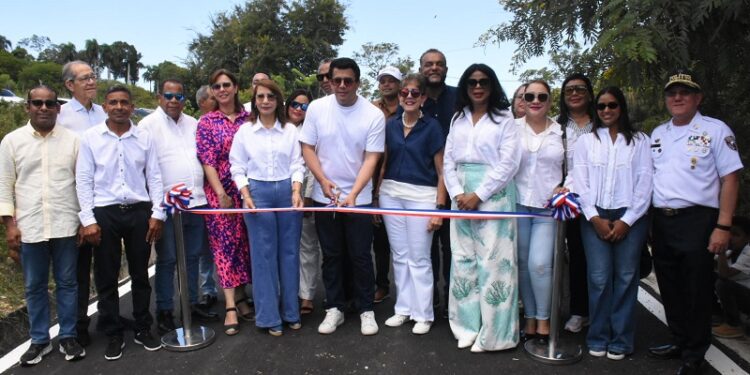 David Collado inaugura reconstrucción de calles en municipio de Sosúa