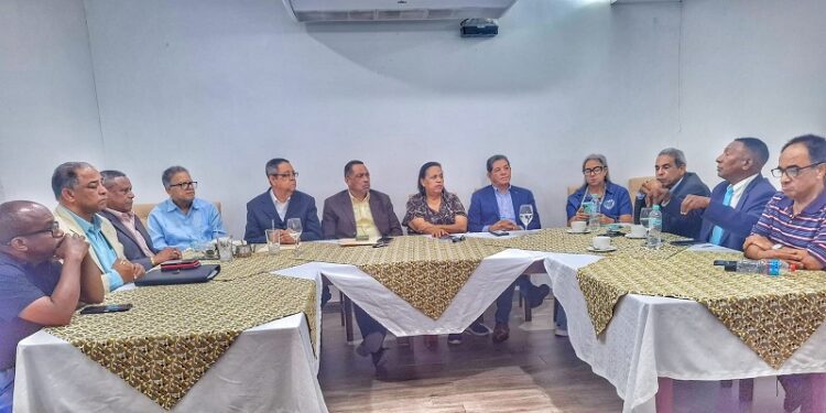 Dirigentes gremiales y coordinadores de movimientos se reúnen con José Beato y Siddy Roque