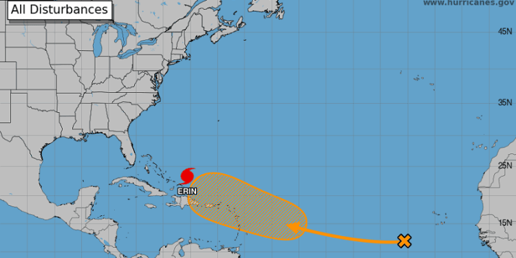 Huracán Erin en categoría cuatro ubicado al este del sureste de Las Bahamas