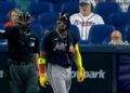 Se vacían las bancas en Bravos-Marlins tras pelotazo a Acuña; expulsan a Snitker