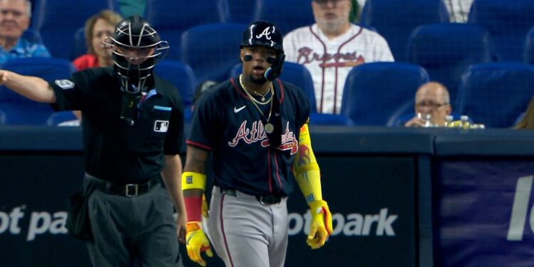 Se vacían las bancas en Bravos-Marlins tras pelotazo a Acuña; expulsan a Snitker