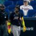 Se vacían las bancas en Bravos-Marlins tras pelotazo a Acuña; expulsan a Snitker
