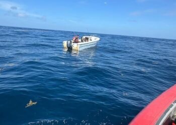 Guardia Costera rescata a 3 personas de una embarcación cerca de la Isla de Mona