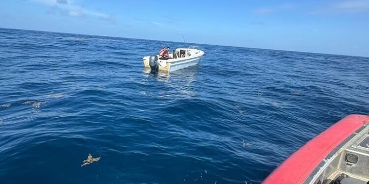 Guardia Costera rescata a 3 personas de una embarcación cerca de la Isla de Mona