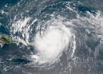 Erin, un huracán categoría 5 pasa al norte de las Islas de Sotavento del Norte