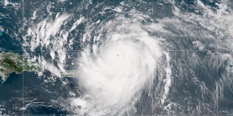 Erin, un huracán categoría 5 pasa al norte de las Islas de Sotavento del Norte