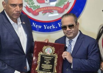 Héctor Acosta «El Torito» recibe distinción en Consulado Dominicano de NY