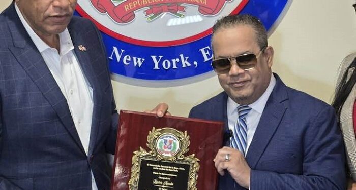 Héctor Acosta «El Torito» recibe distinción en Consulado Dominicano de NY
