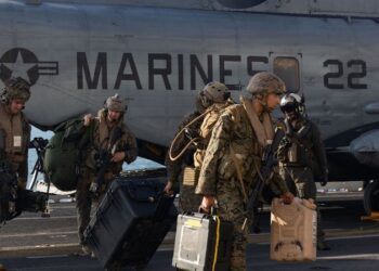 Miles de efectivos, un submarino nuclear y destructores: gran despliegue de EE.UU. en torno a Latinoamérica para combatir cárteles