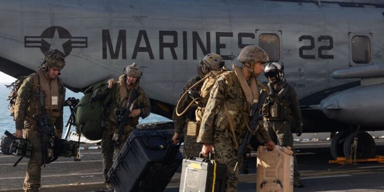 Miles de efectivos, un submarino nuclear y destructores: gran despliegue de EE.UU. en torno a Latinoamérica para combatir cárteles