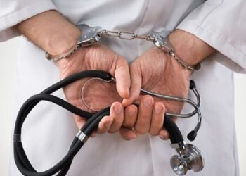 Médicos podrían ser condenados de 2 a 3 años de prisión por expedir «certificados médicos falsos»