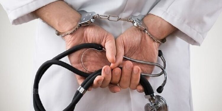 Médicos podrían ser condenados de 2 a 3 años de prisión por expedir «certificados médicos falsos»