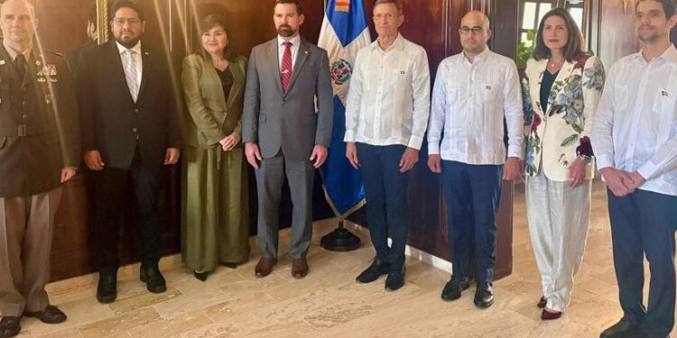 Delegación de alto nivel de los EE. UU. visita RD para fortalecer cooperación en seguridad y desarrollo