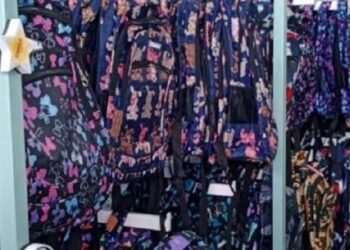 Policía ocupa miles de mochilas falsificadas y desmantela imprenta clandestina de libros