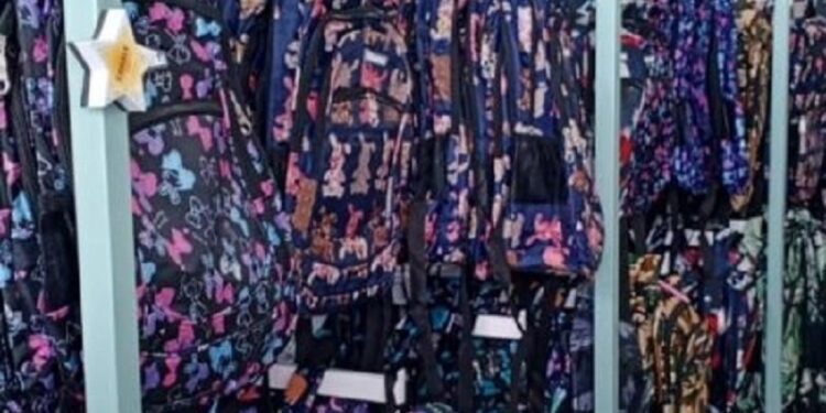 Policía ocupa miles de mochilas falsificadas y desmantela imprenta clandestina de libros