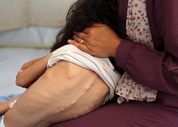 El hambre y una ola de calor azotan Gaza, mientras siguen los obstáculos de Israel a la ayuda humanitaria