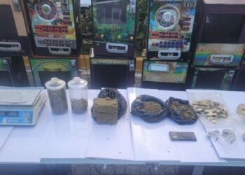 Ocupan 19 máquinas tragamonedas, drogas y balanzas en Capotillo