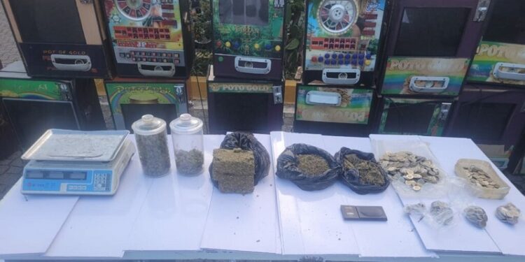 Ocupan 19 máquinas tragamonedas, drogas y balanzas en Capotillo
