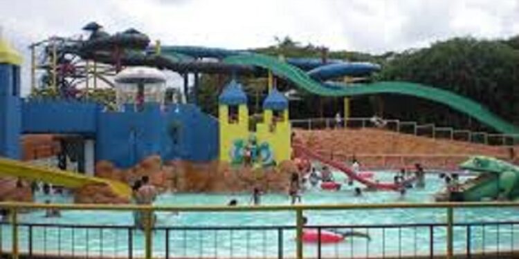 Autoridades clausuran temporalmente parque acuático de Santiago, donde se ahogó niño