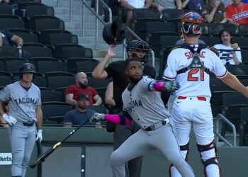 Robles recibe suspensión de 10 juegos por lanzarle un bate a un pitcher en Triple-A