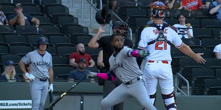 Robles recibe suspensión de 10 juegos por lanzarle un bate a un pitcher en Triple-A