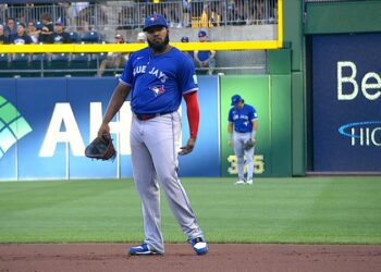 Vlad Jr. (corva) batea y corre en las prácticas de Azulejos