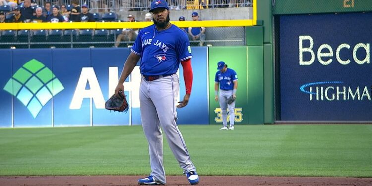 Vlad Jr. (corva) batea y corre en las prácticas de Azulejos
