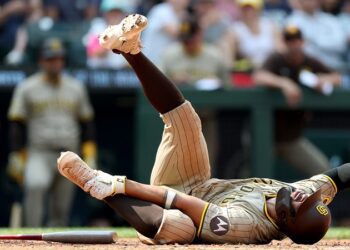 Padres pierden a Bogaerts por fractura de pie, pero esperan que regrese