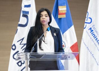 Procuradora Yeni Berenice Reynoso da bienvenida a aspirantes a fiscalizadores