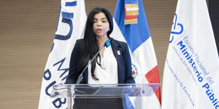 Procuradora Yeni Berenice Reynoso da bienvenida a aspirantes a fiscalizadores