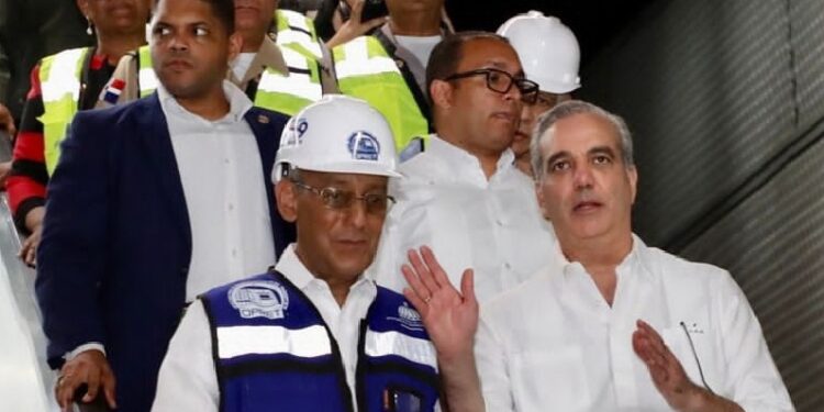 Abinader realiza recorrido durante prueba dinámica en Línea 2C del Metro 