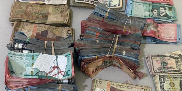 Detenida una haitiana con más de 3.5 millones de pesos y otras divisas en San Juan de la Maguana