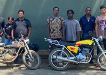 Ejército detiene tres dominicanos que transportaban siete indocumentados en Valverde