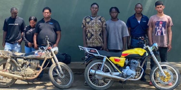 Ejército detiene tres dominicanos que transportaban siete indocumentados en Valverde