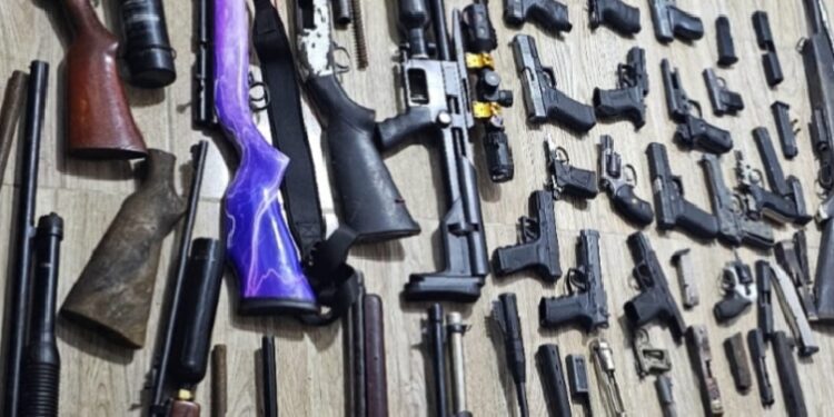 Policía y MP desmantelan armería clandestina y ocupa 33 armas en San Cristóbal