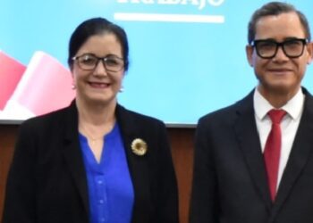 Ministro de Trabajo juramenta a Aura Celeste Fernández en el CNSS