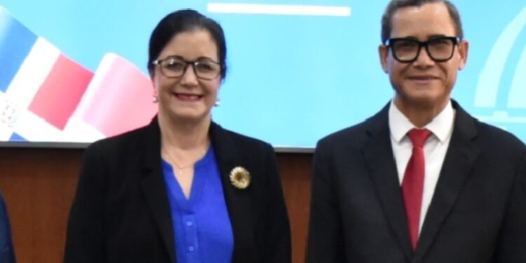 Ministro de Trabajo juramenta a Aura Celeste Fernández en el CNSS