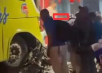 Autobús de Caribe Tours choca contra estación del Metro en la Núñez de Cáceres y deja una mujer herida