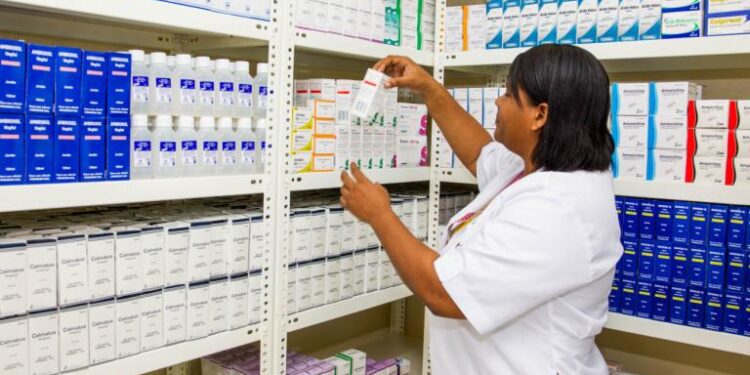 Gobierno dice que ha triplicado el número de pacientes de medicamentos de alto costo