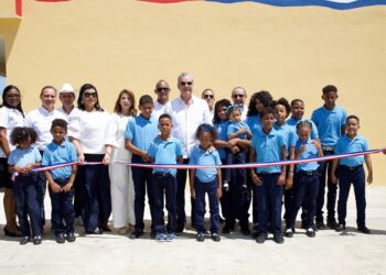 Presidente Abinader entrega 70 viviendas a familias desalojadas