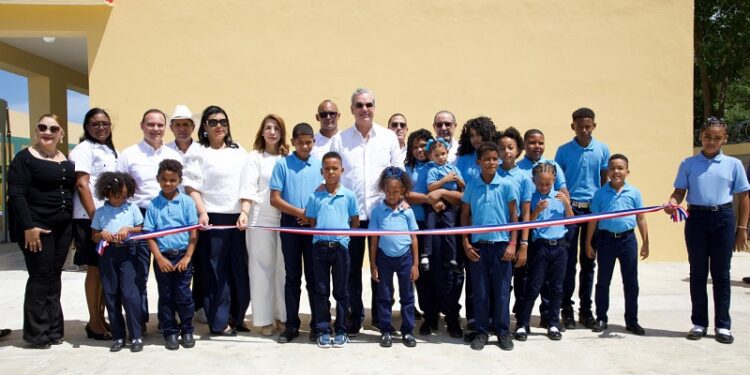 Presidente Abinader entrega 70 viviendas a familias desalojadas